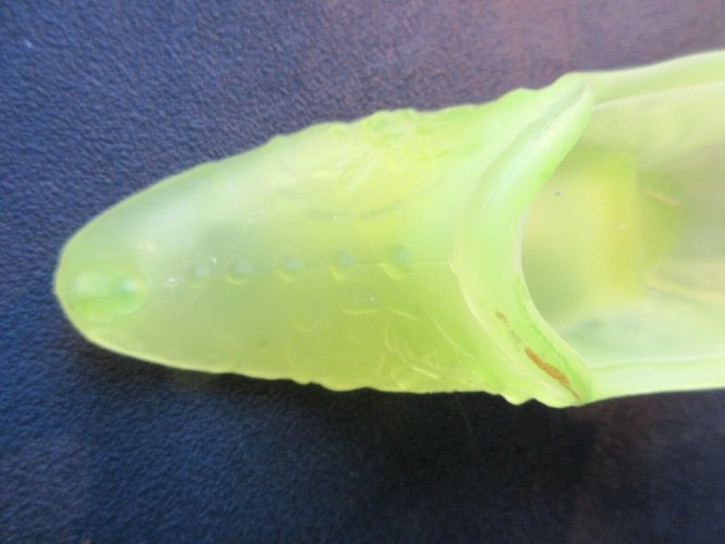 Soulier à talon, chaussure en verre opalin jaune ouraline, genre poulaine