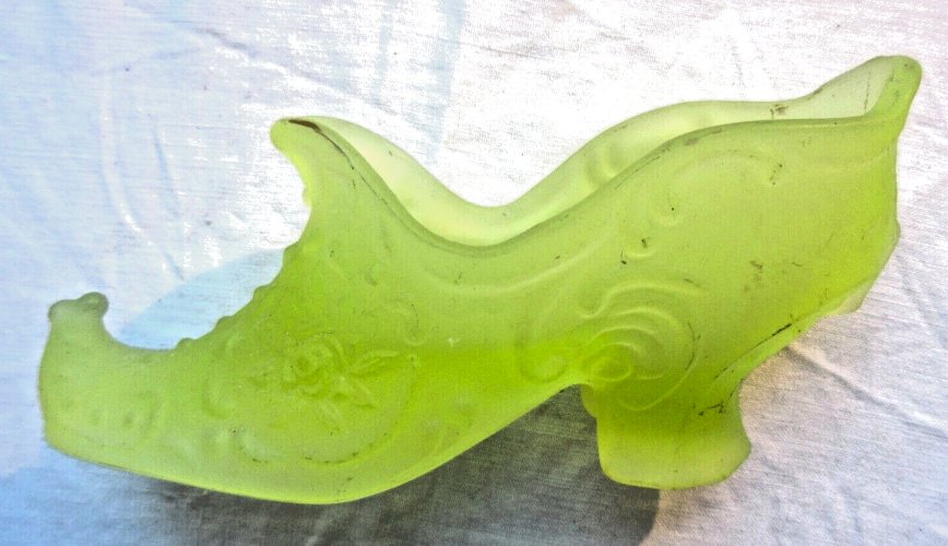 Soulier à talon, chaussure en verre opalin jaune ouraline, genre poulaine