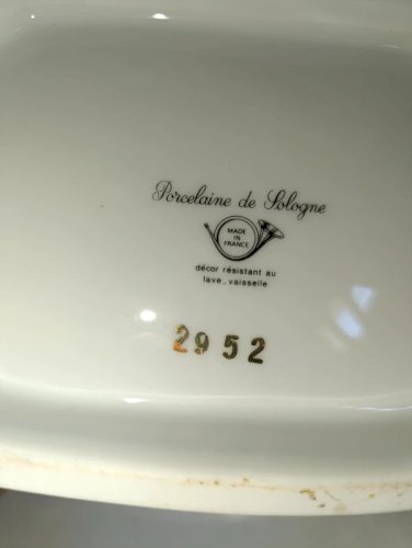 soupiere à decor floral signée de la porcelaine de sologne en bon etat