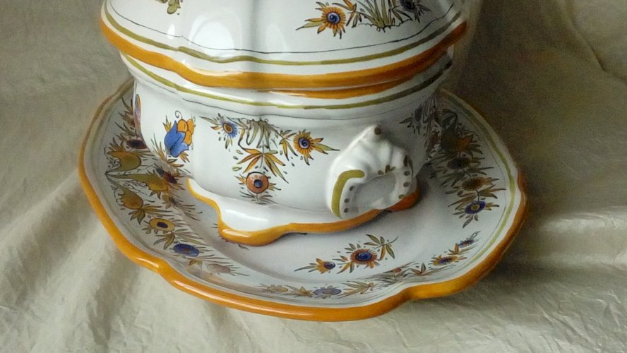 SOUPIÈRE AVEC PLATEAU FAÏENCERIE D'ART ANGOULEME" LE RENOLEAU" DECOR A L'OISEAU*