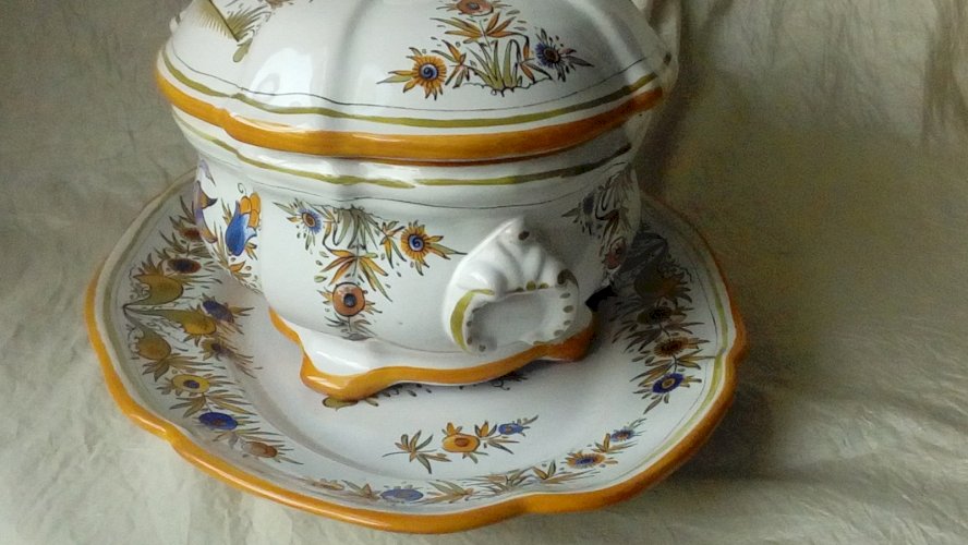 SOUPIÈRE AVEC PLATEAU FAÏENCERIE D'ART ANGOULEME" LE RENOLEAU" DECOR A L'OISEAU*