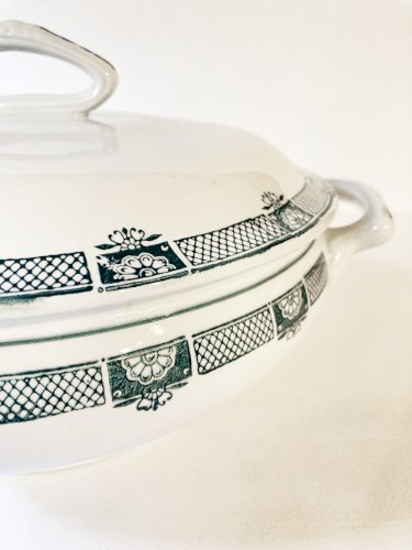 Soupière en demi-porcelaine de St-Amand