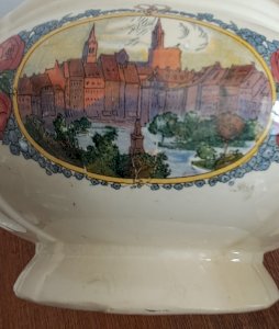 Obernai model soup tureen by Digoin Sarreguemines. Designs by Henri Loux. Early 20th century.