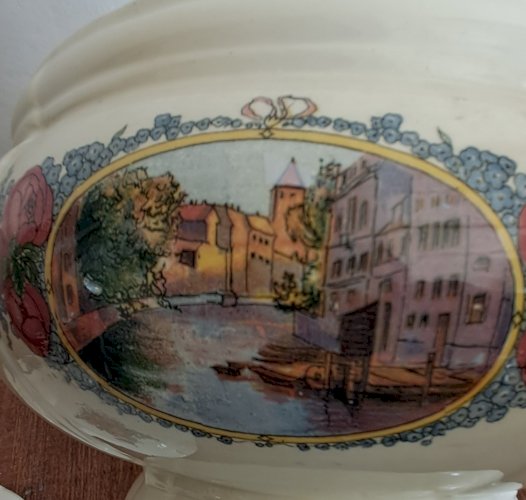 Soupière modèle Obernai de Digoin Sarreguemines. Dessins Henri Loux.  Début 20ème 