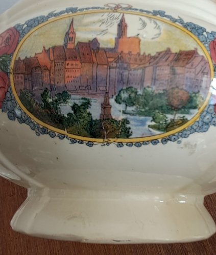Soupière modèle Obernai de Digoin Sarreguemines. Dessins Henri Loux.  Début 20ème 