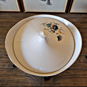 Soupière Moulin des Loups Volubilis, fleurs bleues et dorure