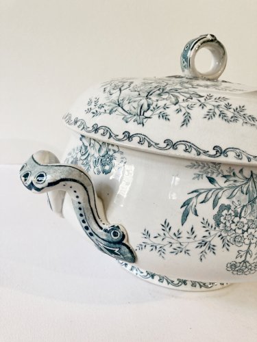 Soupière terre de fer, Sarreguemines, modèle Églantine