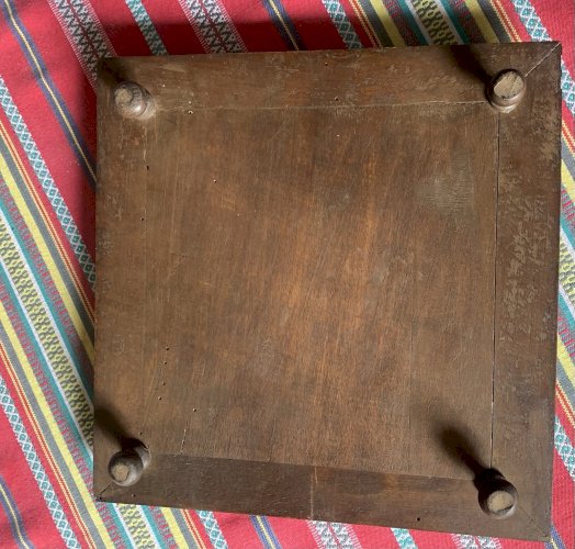 Sous plat en émaux XIXe Bordeaux ou Gien Chat au coussin