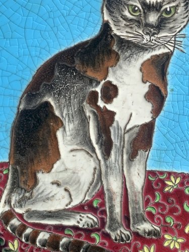 Sous plat en émaux XIXe Bordeaux ou Gien Chat au coussin