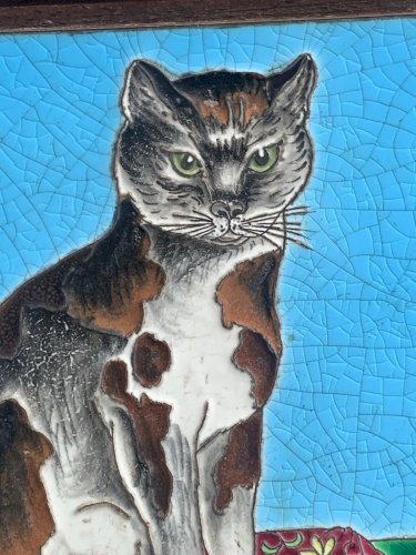 Sous plat en émaux XIXe Bordeaux ou Gien Chat au coussin