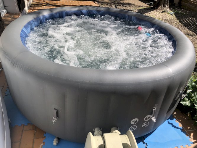Spa Bestway Santorini 5/7 pers avec 10 hydrojets +180 Airjets+accessoires+produits en excellent état