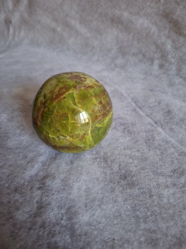 Sphère de Opale verte diamètre 7 cm poids 386 grammes