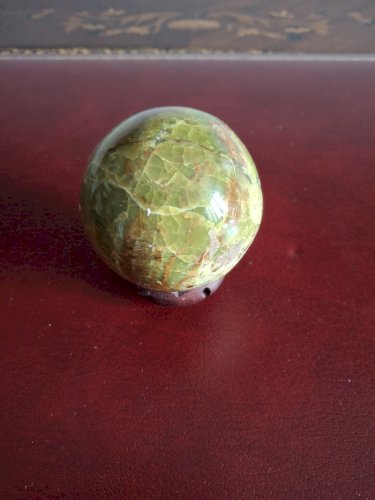 Sphère de Opale verte diamètre 7 cm poids 386 grammes