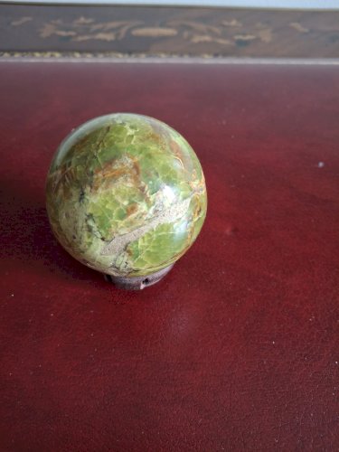 Sphère de Opale verte diamètre 7 cm poids 386 grammes