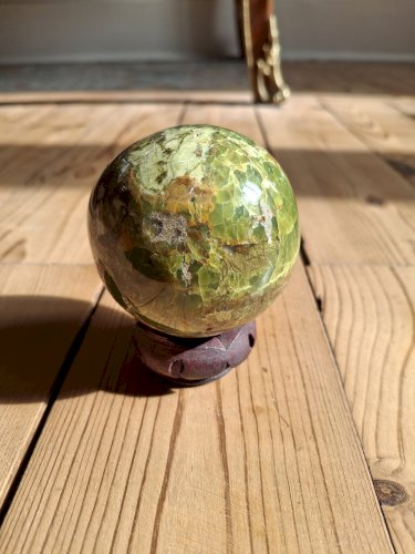 Sphère de Opale verte diamètre 7 cm poids 386 grammes
