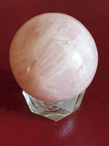 Sphère de quartz rose diamètre 6,5 cm poids 350 grammes