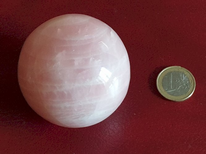 Sphère de quartz rose diamètre 6,5 cm poids 350 grammes