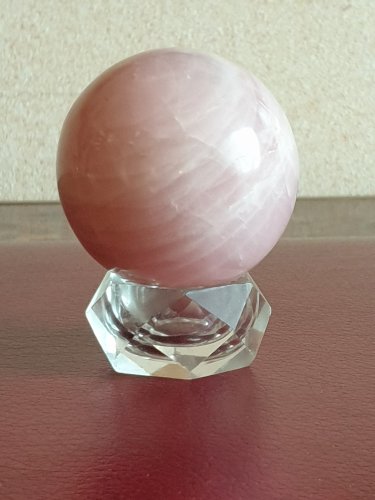 Sphère de quartz rose diamètre 6,5 cm poids 350 grammes