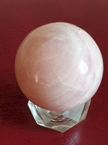 Sphère de quartz rose diamètre 6,5 cm poids 350 grammes