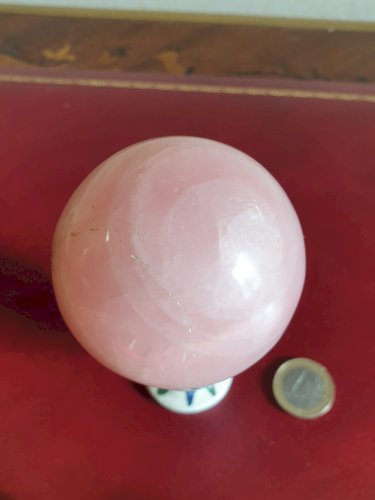 Sphère de quartz rose diamètre 6,5 cm poids 350 grammes