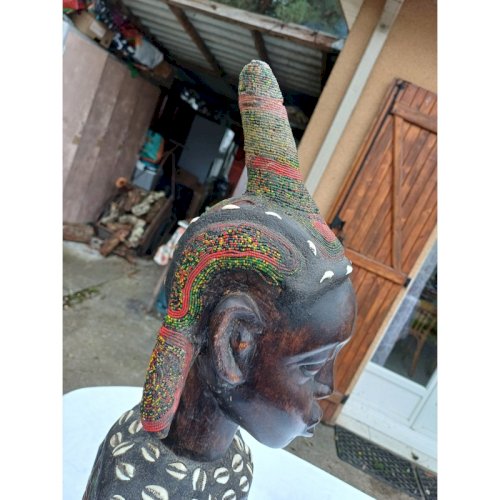 Statue Africaine Femme Bois , laiton , Perles , Coquillages
