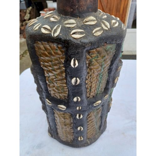 Statue Africaine Femme Bois , laiton , Perles , Coquillages