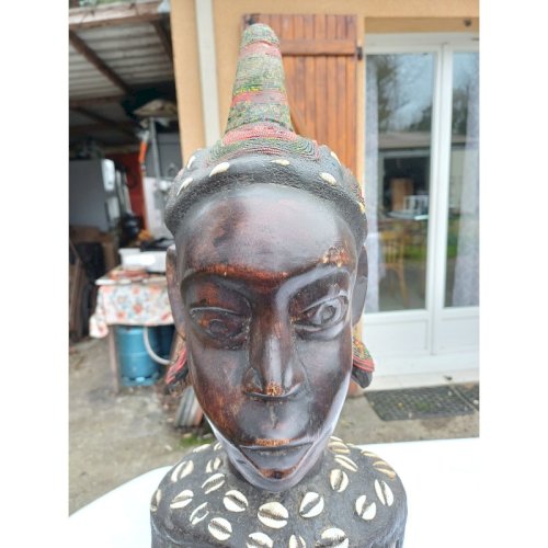 Statue Africaine Femme Bois , laiton , Perles , Coquillages