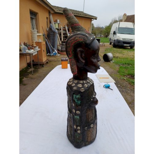 Statue Africaine Femme Bois , laiton , Perles , Coquillages