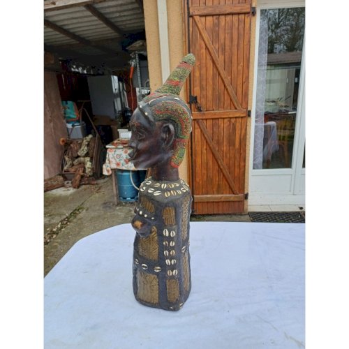 Statue Africaine Femme Bois , laiton , Perles , Coquillages