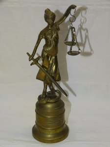 - STATUE ALLEGORIE SUJET LA JUSTICE AVEUGLE THEMIS en LAITON XX e déco Bureau D