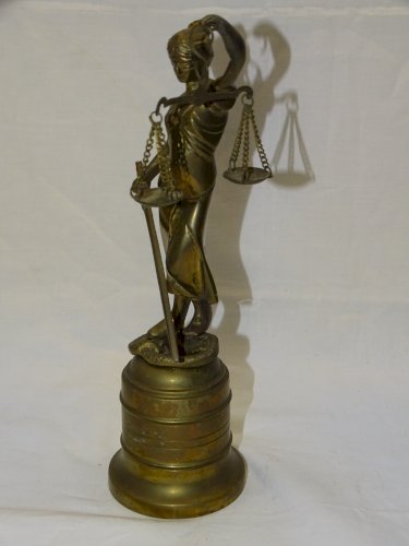 - STATUE ALLEGORIE SUJET LA JUSTICE AVEUGLE THEMIS en LAITON XX e déco Bureau D