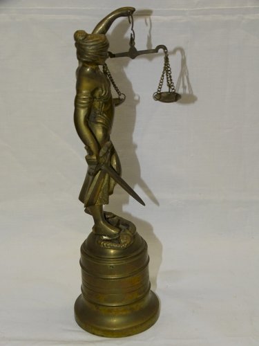 - STATUE ALLEGORIE SUJET LA JUSTICE AVEUGLE THEMIS en LAITON XX e déco Bureau D