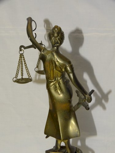 - STATUE ALLEGORIE SUJET LA JUSTICE AVEUGLE THEMIS en LAITON XX e déco Bureau D
