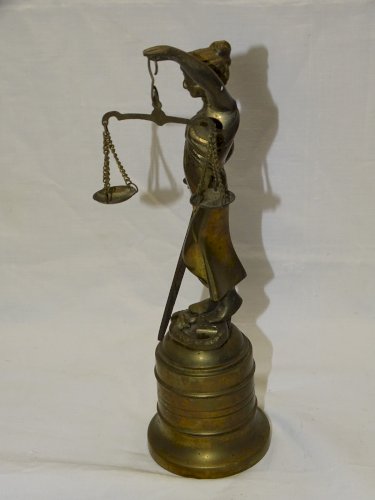 - STATUE ALLEGORIE SUJET LA JUSTICE AVEUGLE THEMIS en LAITON XX e déco Bureau D
