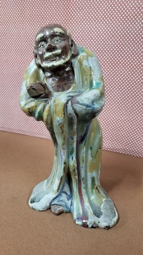 STATUE ASIATIQUE EN TERRE VERNISSEE DU XIX ème SIECLE