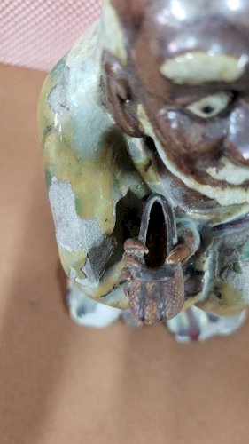 STATUE ASIATIQUE EN TERRE VERNISSEE DU XIX ème SIECLE