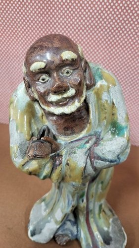 STATUE ASIATIQUE EN TERRE VERNISSEE DU XIX ème SIECLE