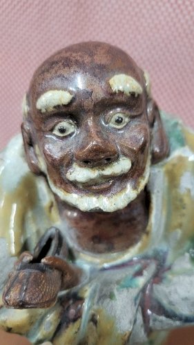 STATUE ASIATIQUE EN TERRE VERNISSEE DU XIX ème SIECLE