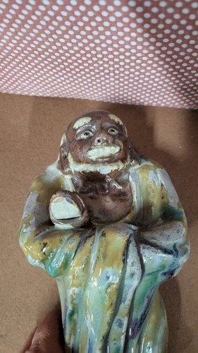 STATUE ASIATIQUE EN TERRE VERNISSEE DU XIX ème SIECLE