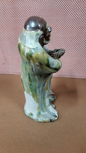 STATUE ASIATIQUE EN TERRE VERNISSEE DU XIX ème SIECLE