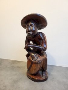 STATUE EN BOIS AFRICAINE JOUEUR DE TAM TAM