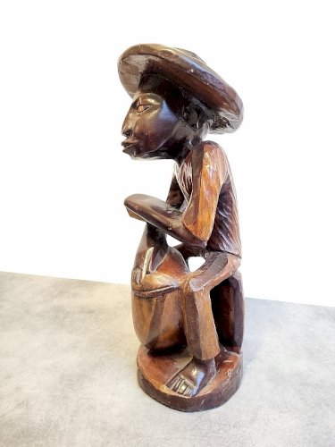 STATUE EN BOIS AFRICAINE JOUEUR DE TAM TAM