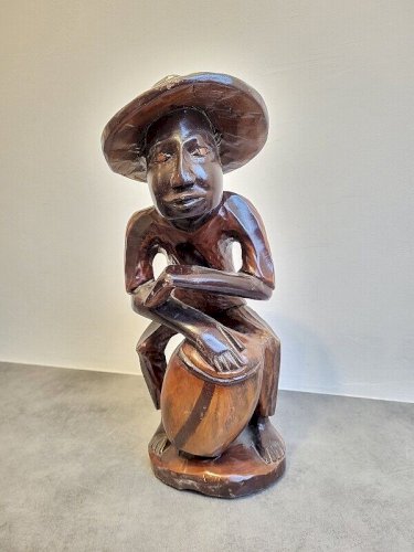 STATUE EN BOIS AFRICAINE JOUEUR DE TAM TAM