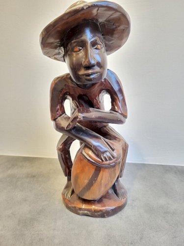 STATUE EN BOIS AFRICAINE JOUEUR DE TAM TAM