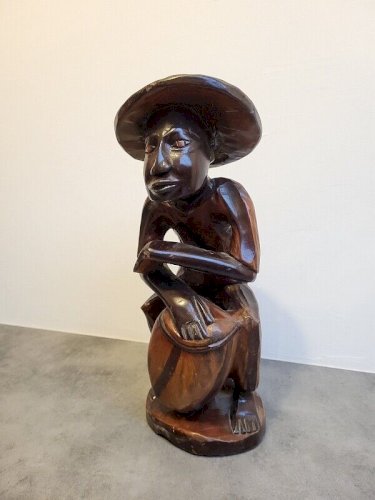 STATUE EN BOIS AFRICAINE JOUEUR DE TAM TAM