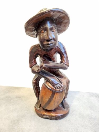 STATUE EN BOIS AFRICAINE JOUEUR DE TAM TAM