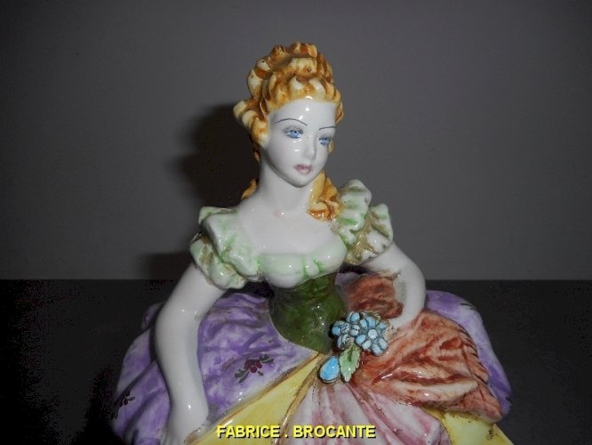 STATUE EN FAIENCE DE 18 CM DE HAUT