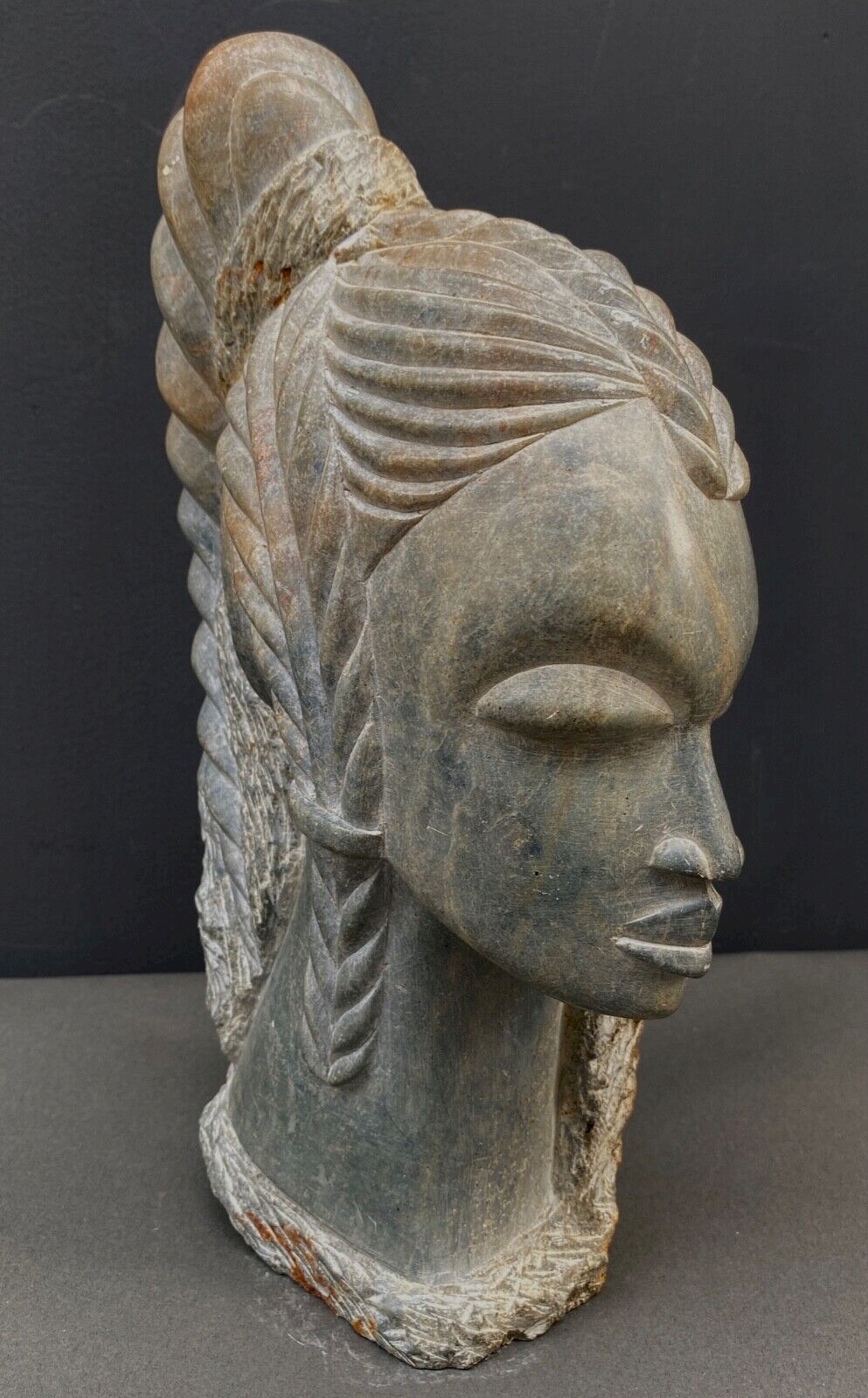 STATUE EN PIERRE FEMME AFRICAINE SCULPTURE DANS LA MASSE MILIEU XXE