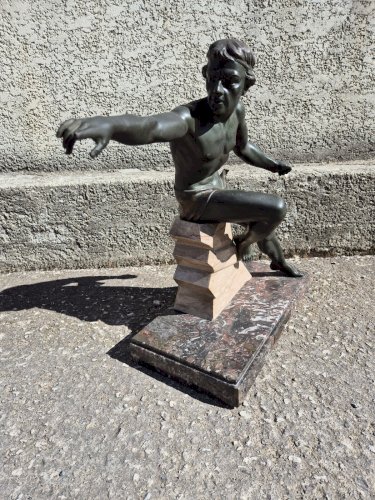 STATUE EN REGULE ART DECO 1930 "SUIS DROIT TON CHEMIN "