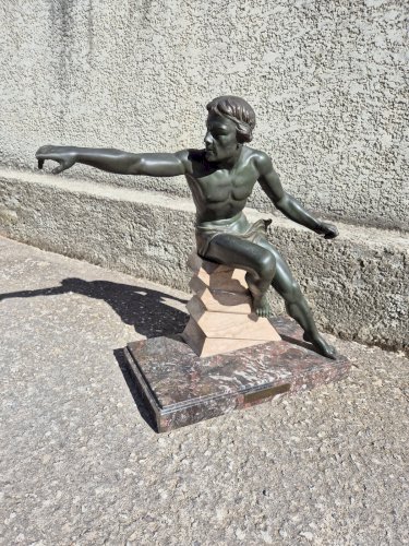 STATUE EN REGULE ART DECO 1930 "SUIS DROIT TON CHEMIN "